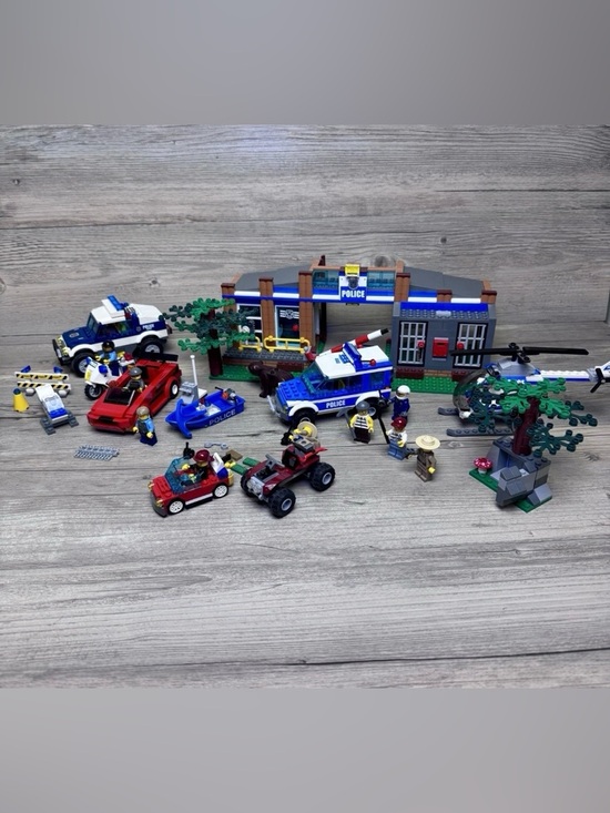 Lego Other - Lego Forest Police Station 4440 High Speed Chase 60138 Fire Car 30221
Minifigure